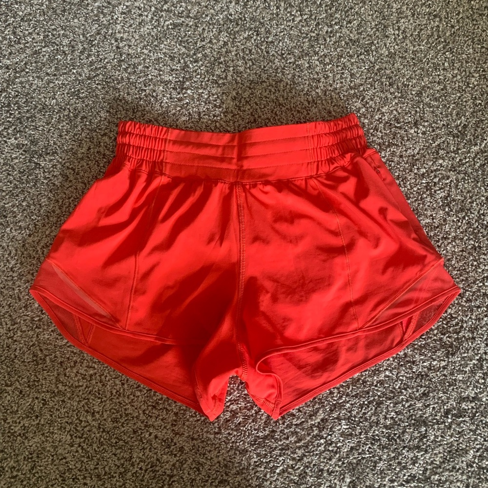Lululemon hotty hot high-rise shorts 2.5"